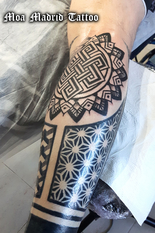 Tatuaje geométrico con nudo budista en el gemelo