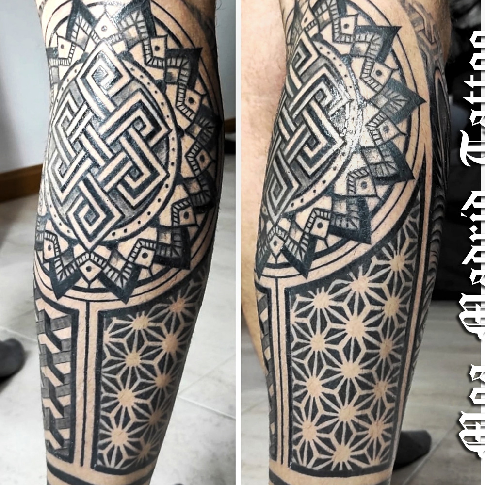 Moderno tatuaje con mandala y nudo infinito budista hecho en el gemelo