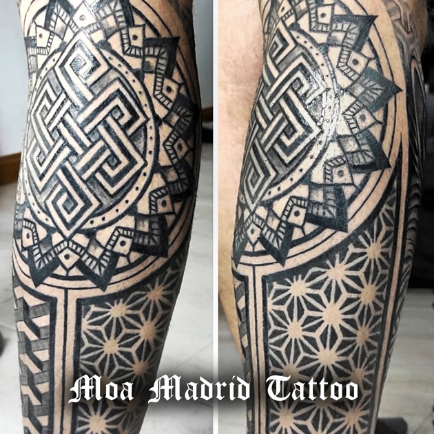 Tatuaje geométrico con efecto 3D con mandala, nudo budista y lobo