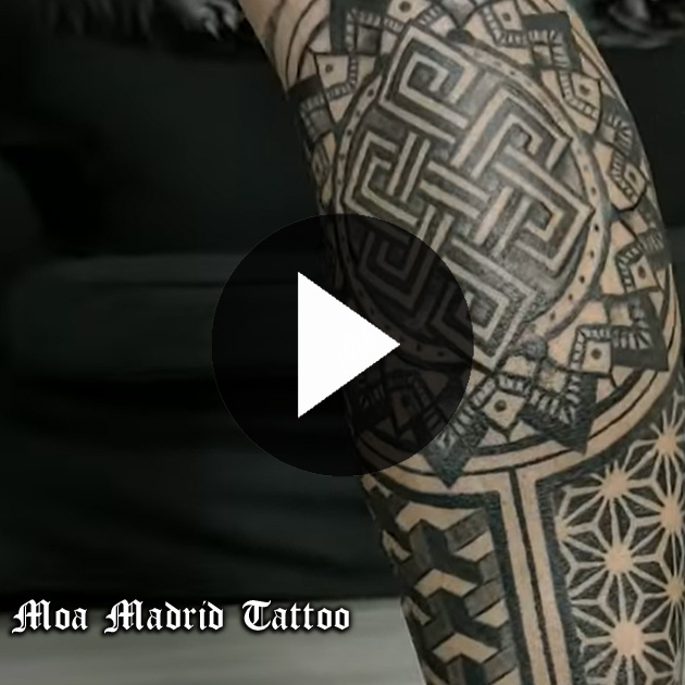 Tatuaje geométrico con efecto 3D con mandala, nudo budista y lobo