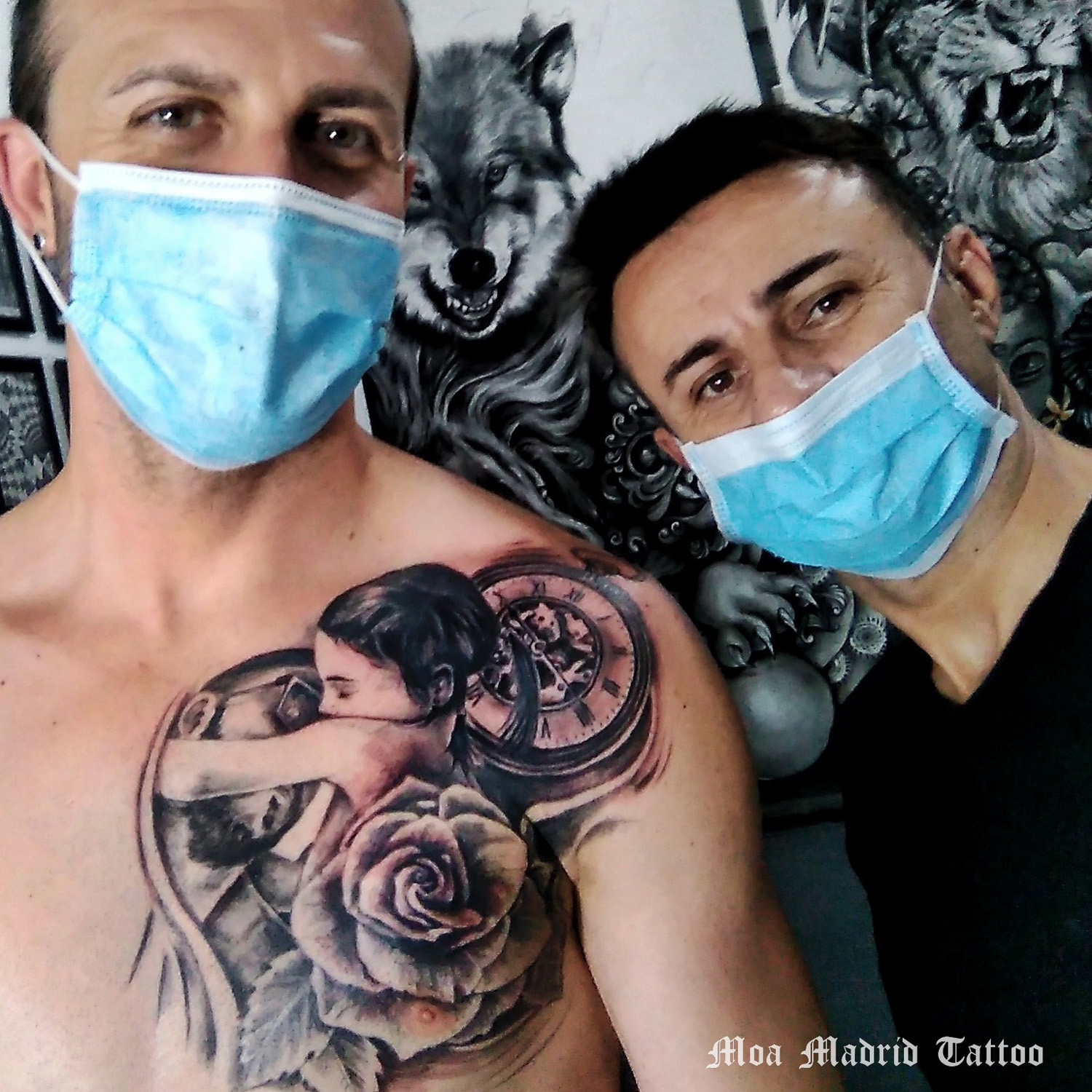 Tatuaje de padre e hija abrazándose hecho en el pectoral