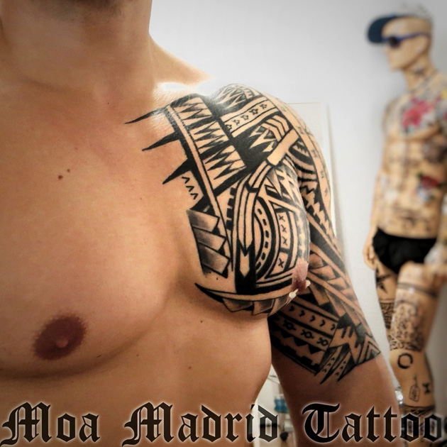 Tatuaje maorí en pectoral, hombro y brazo