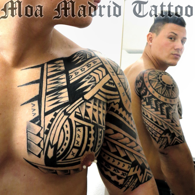 Tatuaje maorí en pectoral, hombro y brazo