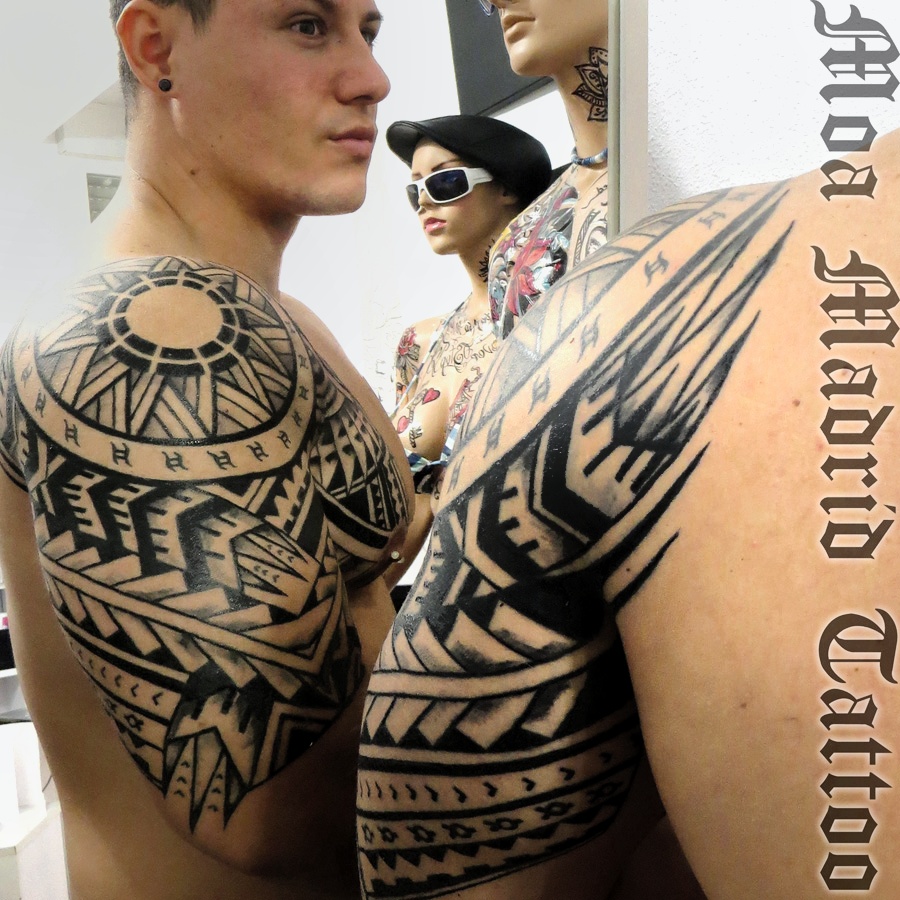 Tatuaje maorí adaptado a sus formas y medidas