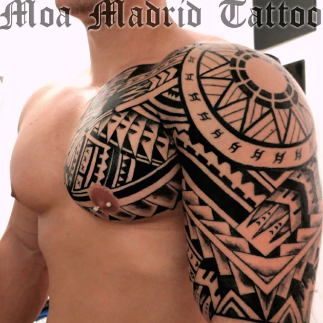 Tatuaje maorí en pectoral, hombro y brazo Moa Madrid Tattoo