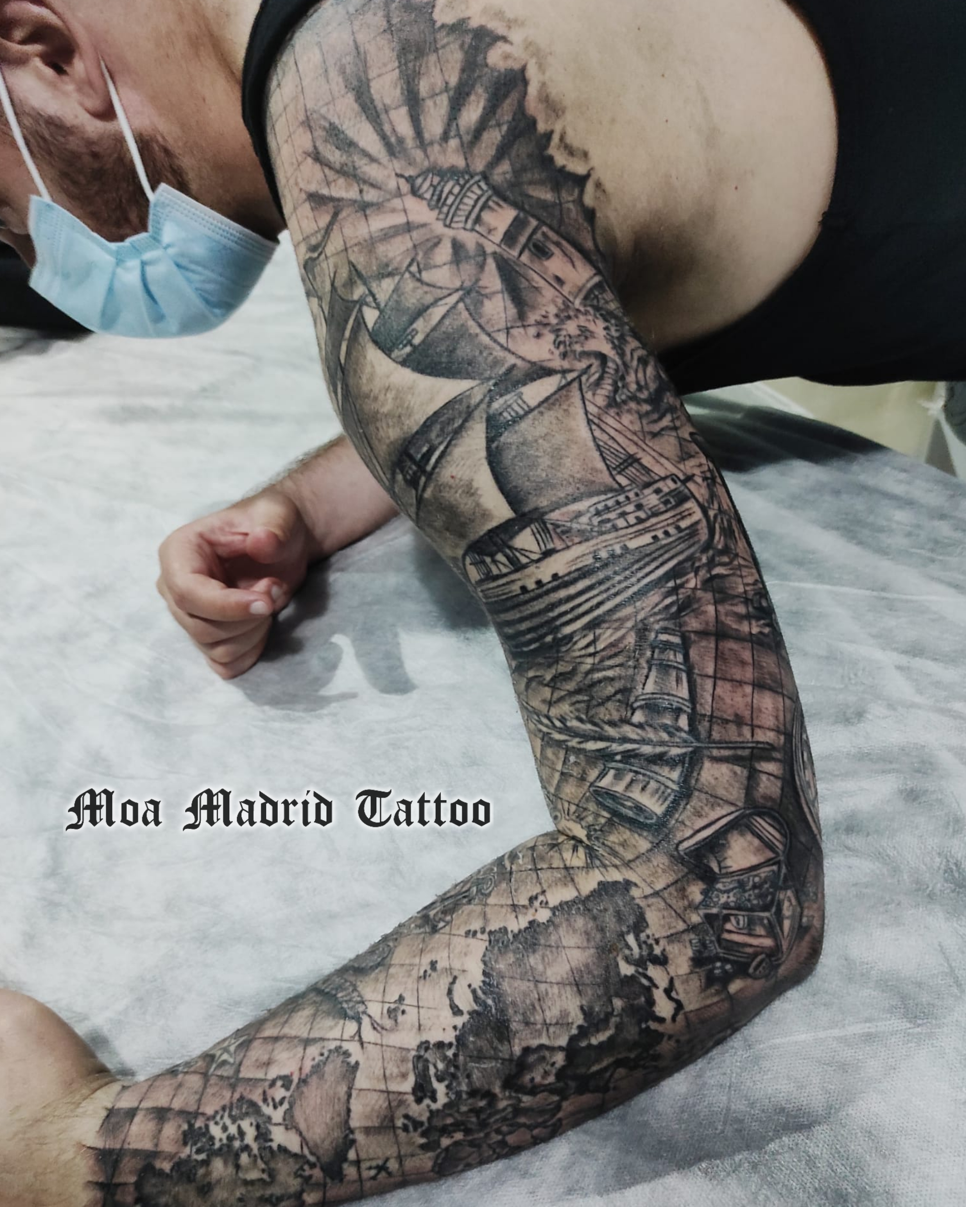 Brazo entero lleno de tatuajes de viajes