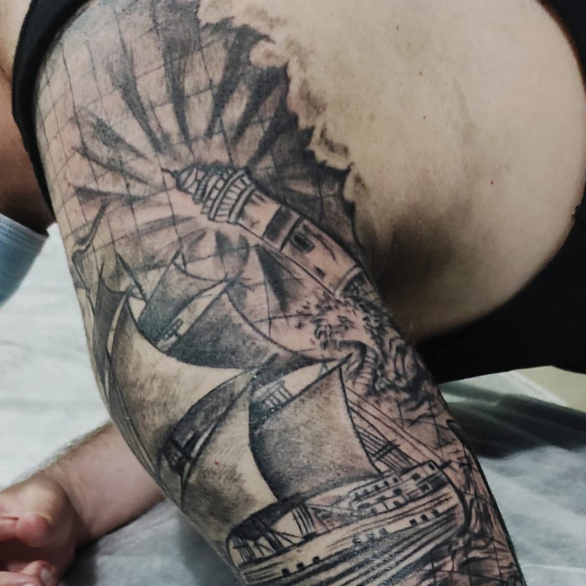 Manga entera llena de tatuajes en realismo sobre los viajes y el mar