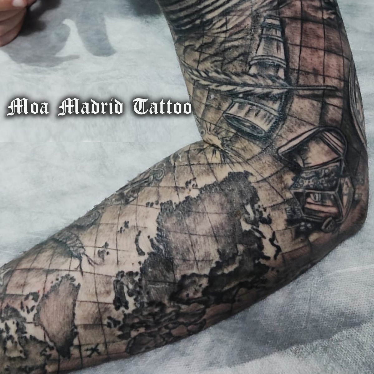 Manga entera llena de tatuajes en realismo sobre los viajes y el mar