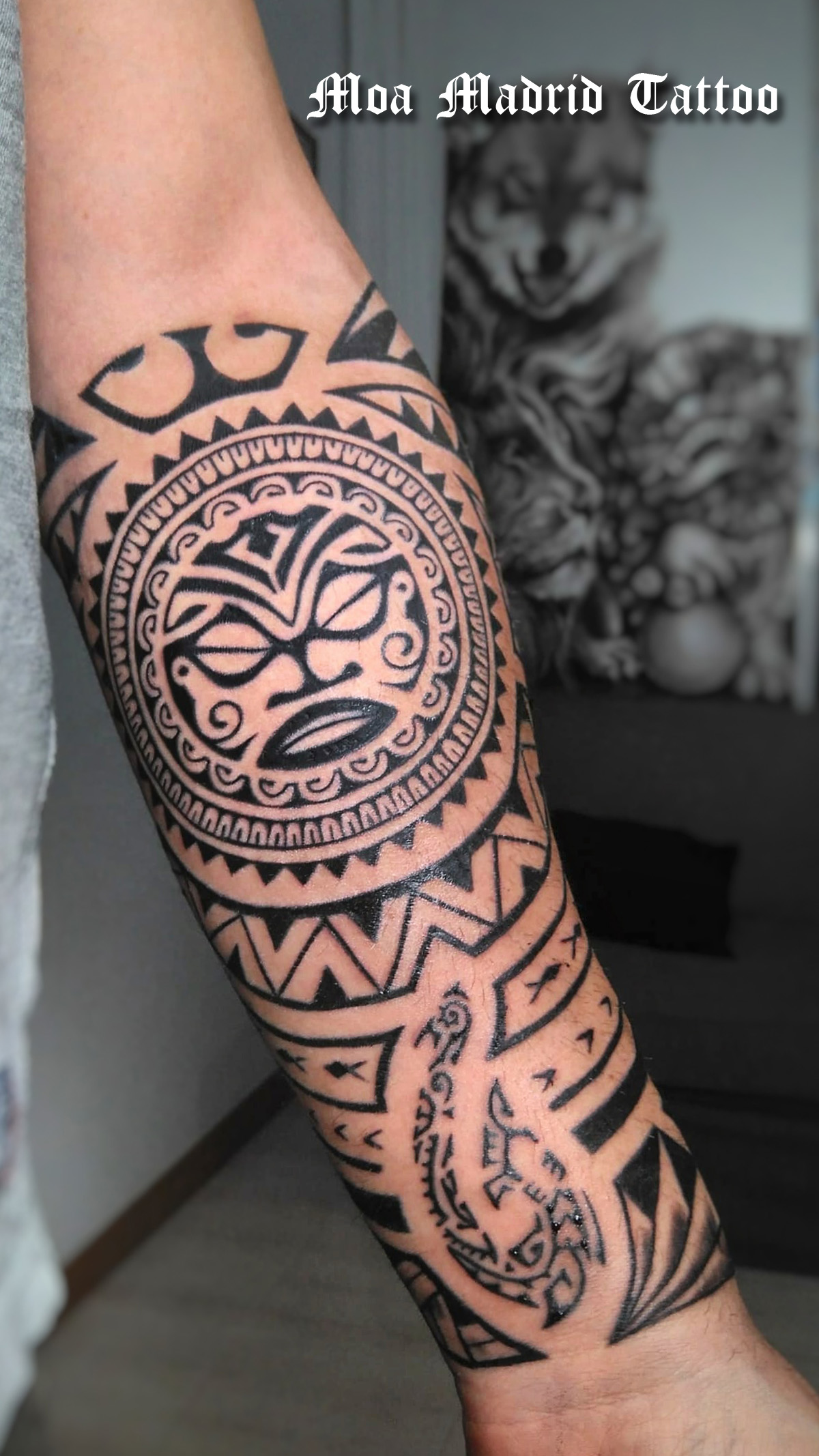 El sol y un anzuelo en este tatuaje maorí en todo el antebrazo