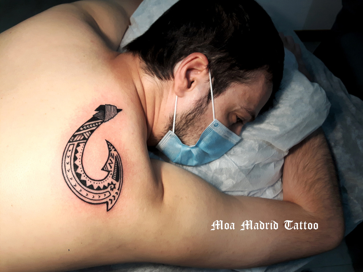 Tatuaje maorí de anzuelo hei matau en el omóplato y su significado