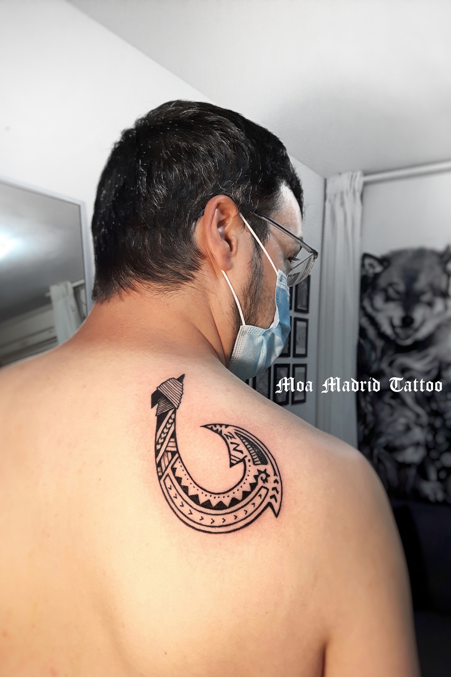 Tatuaje maorí de anzuelo hei matau en el omóplato y su significado