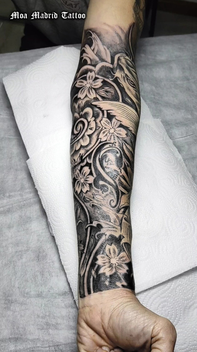 Tatuaje oriental con carpa koi en antebrazo