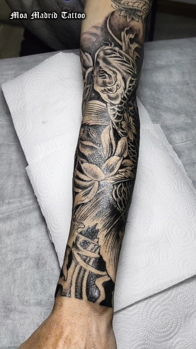 Tatuaje oriental con carpa koi en antebrazo