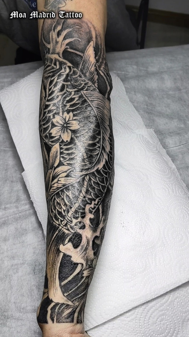 Tatuaje oriental con carpa koi en antebrazo