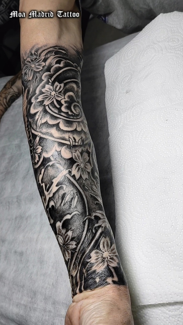 Tatuaje oriental con carpa koi en antebrazo