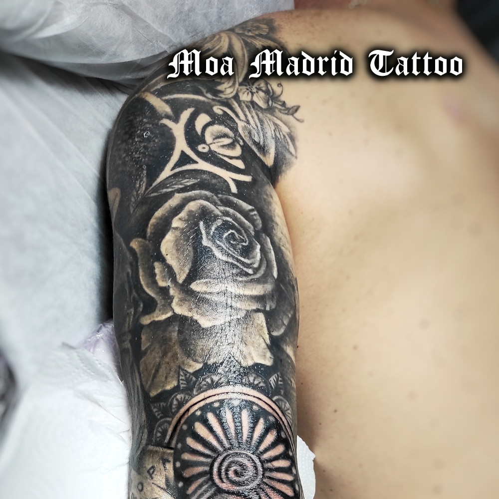 Brazo entero con tatuajes realistas