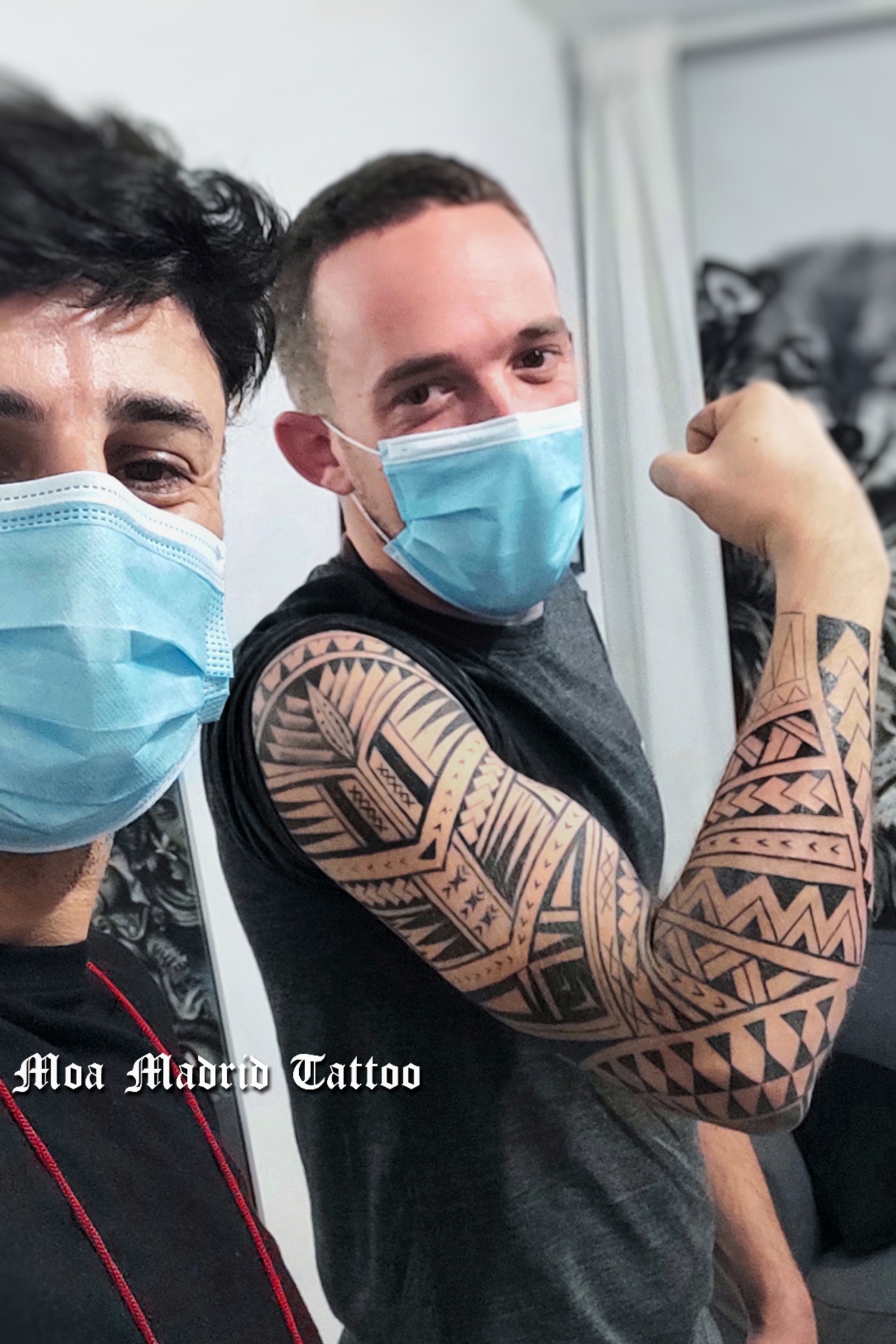 Tatuador de tatuaje samoano en todo el brazo