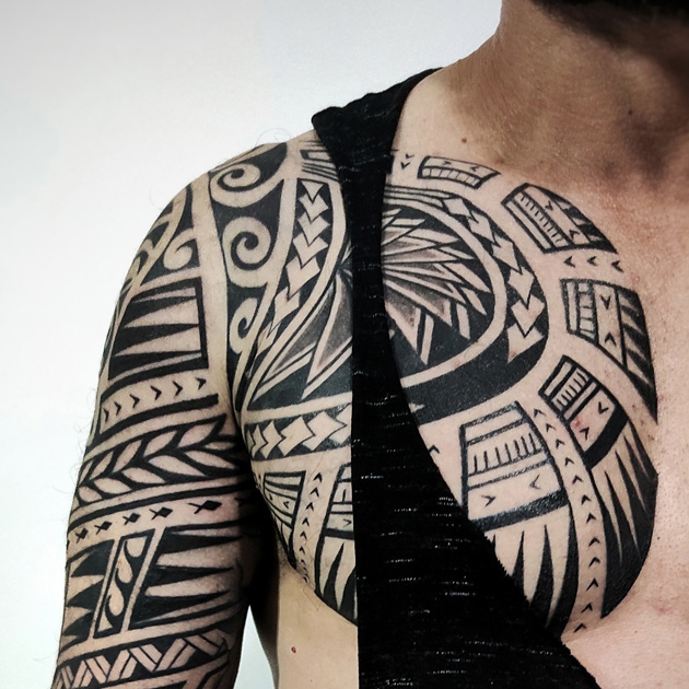 Gran tatuaje samoano en todo el brazo y pectoral