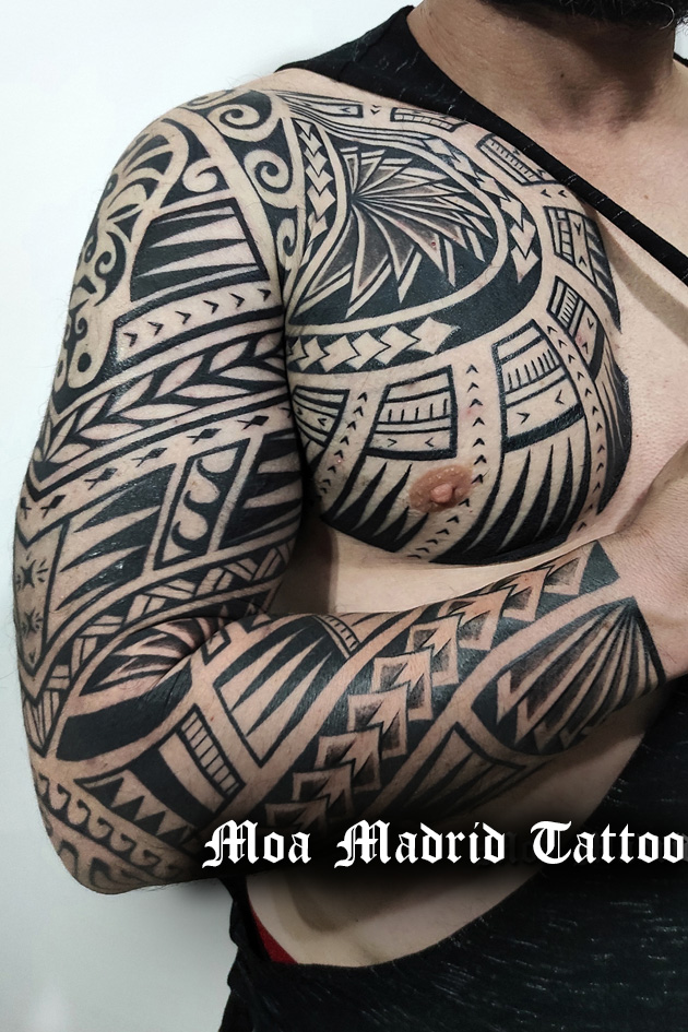 Tatuaje samoano brazo entero y pectoral