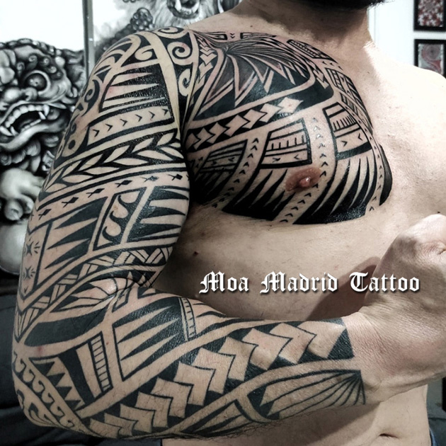 Gran tatuaje samoano en todo el brazo y pectoral