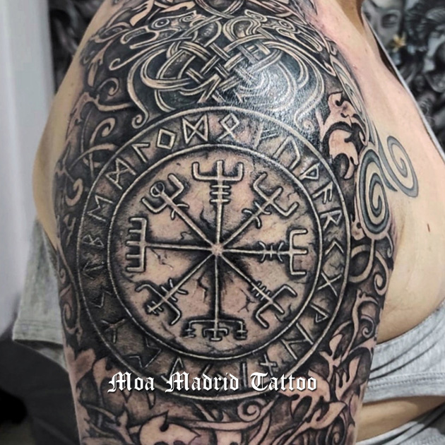 Tatuaje realista de mitologías nórdicas con vegvísir vikingo, triskel celta y lobos