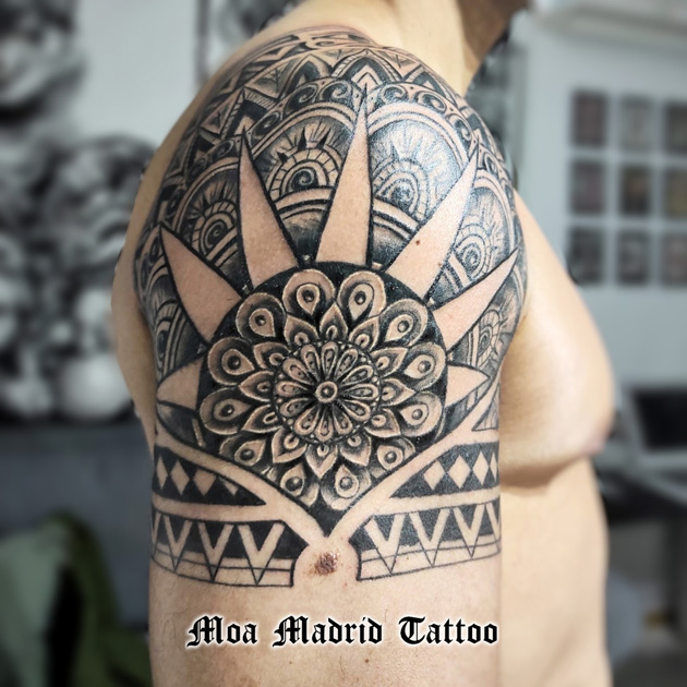 Moderno tatuaje de mandala con maorí