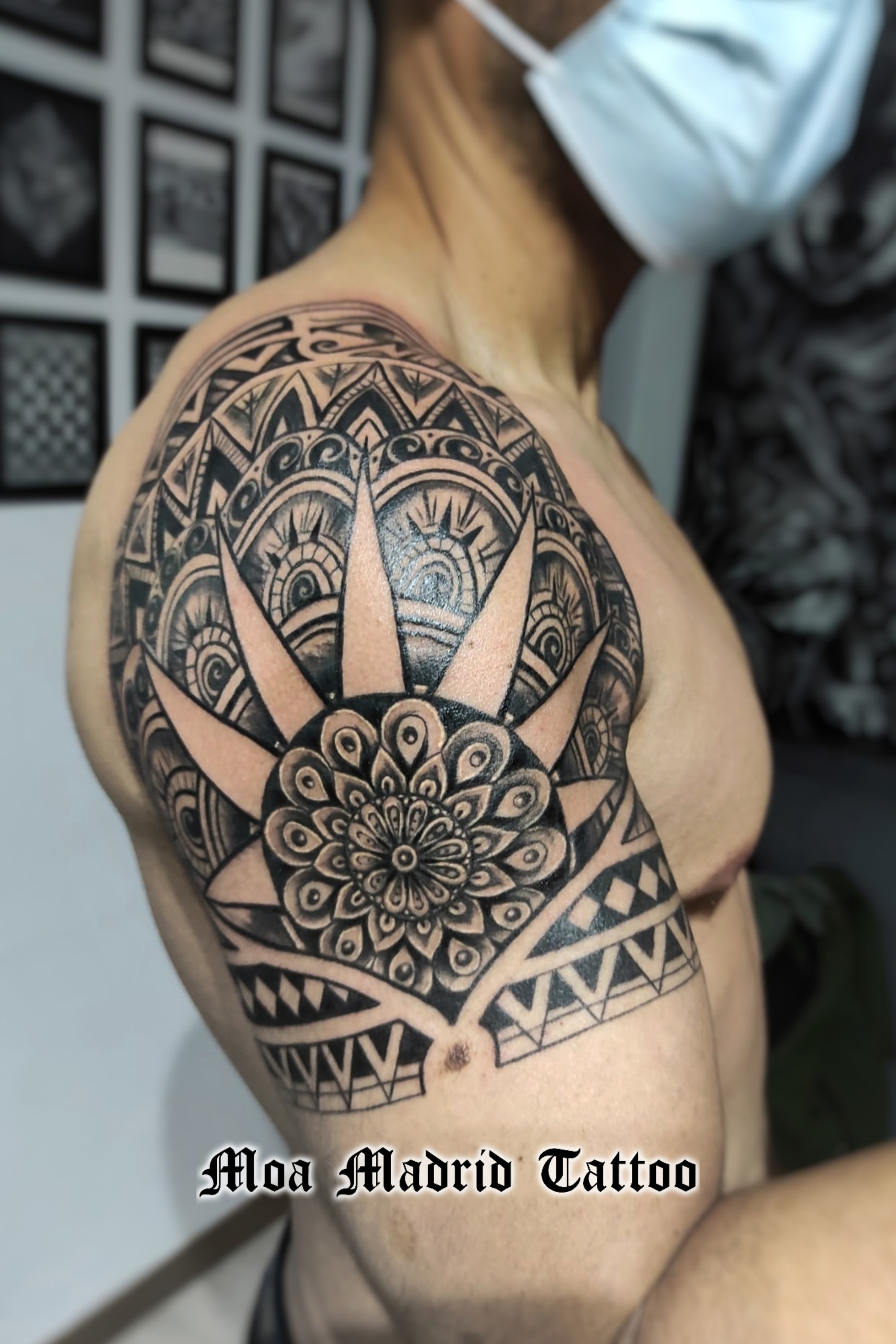 Moderno tatuaje de mandala fusión con maorí