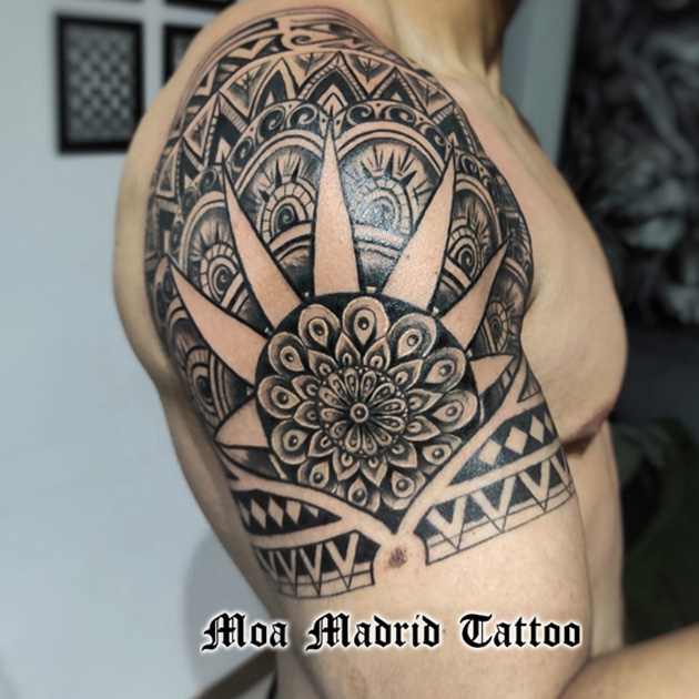 Moderno tatuaje de mandala con maorí