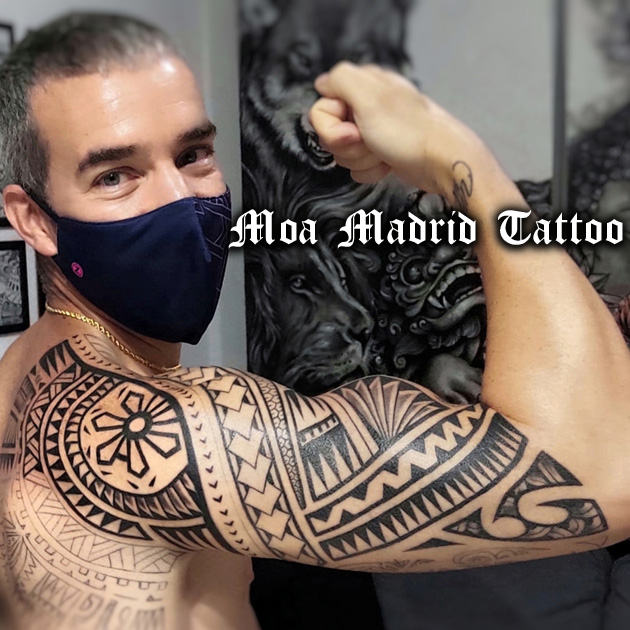 GRAN tatuaje samoano en el brazo y en TODO el omóplato