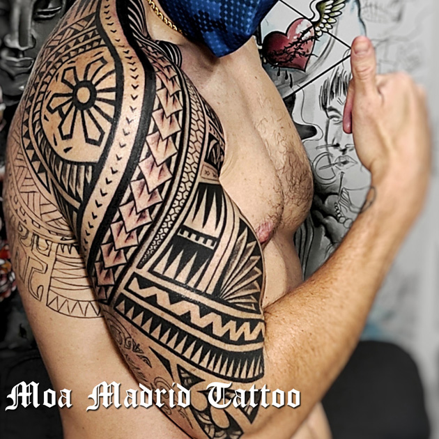 GRAN tatuaje samoano en el brazo y en TODO el omóplato