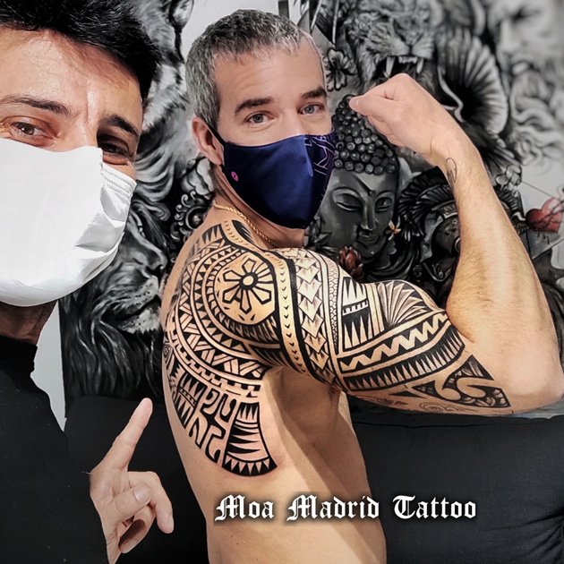 GRAN tatuaje samoano en el brazo y en TODO el omóplato