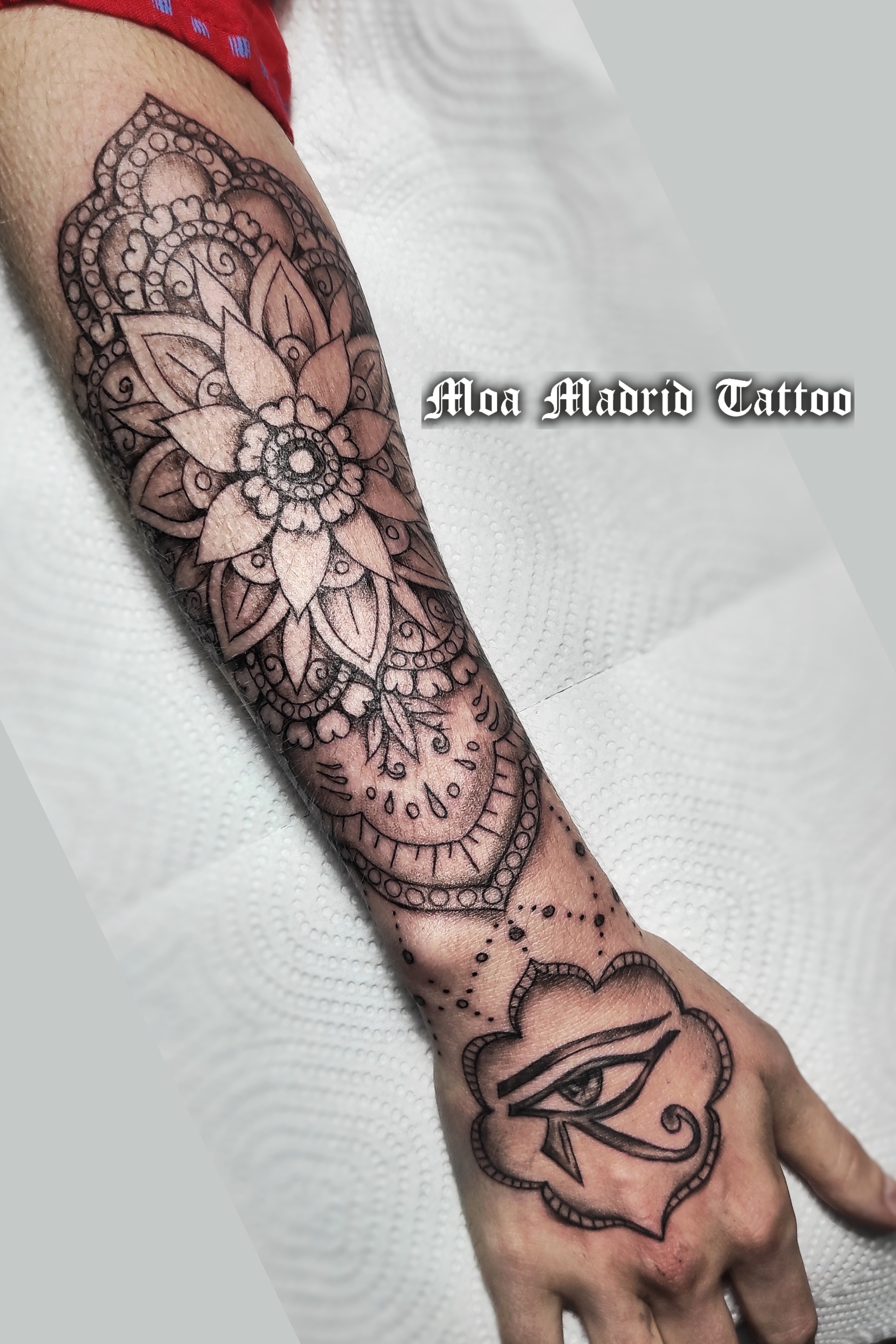 GRAN tatuaje de mandala en antebrazo de mujer