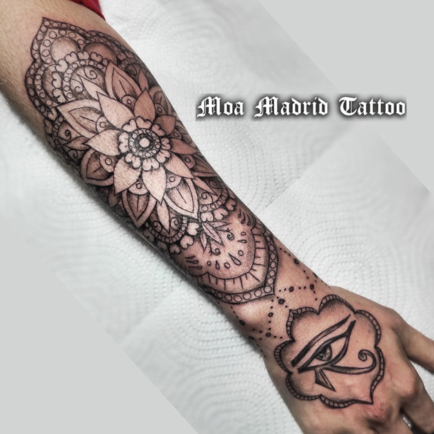 GRAN tatuaje de mandala en antebrazo de mujer