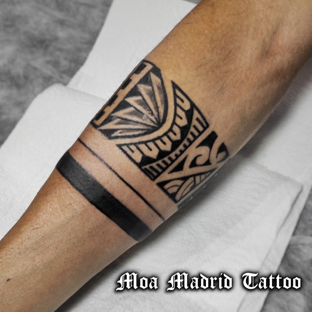 Tatuaje de brazalete maorí en el antebrazo