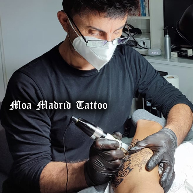 Tatuaje maorí en el gemelo con un moderno diseño personalizado