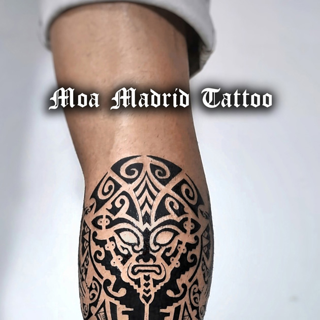 Tatuaje maorí en el gemelo con un moderno diseño personalizado