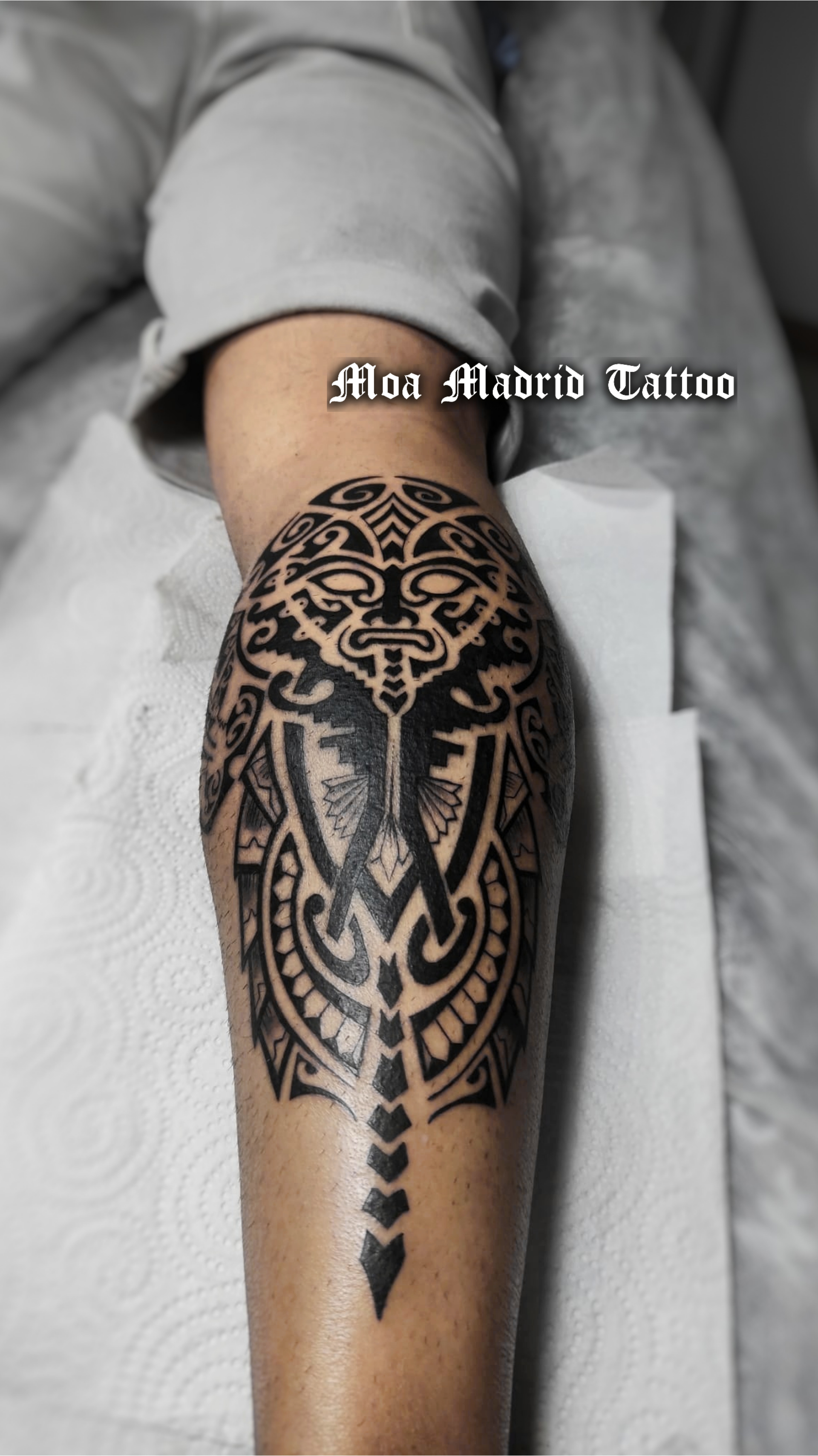 Moderno tatuaje de inspiración maorí en la pierna.