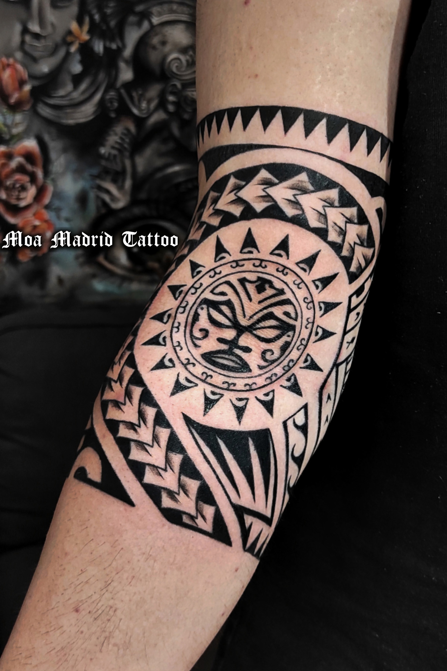 6093_55525_tatuaje_maori_con_sol_rodeando_codo