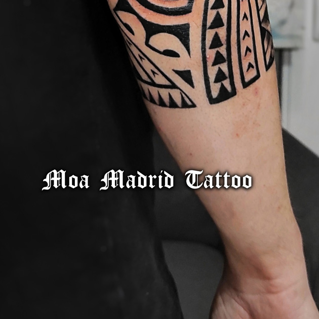 Tatuaje con sol maorí rodeando la zona del codo