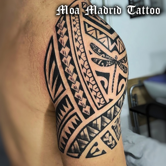 Tatuaje samoano con libélula