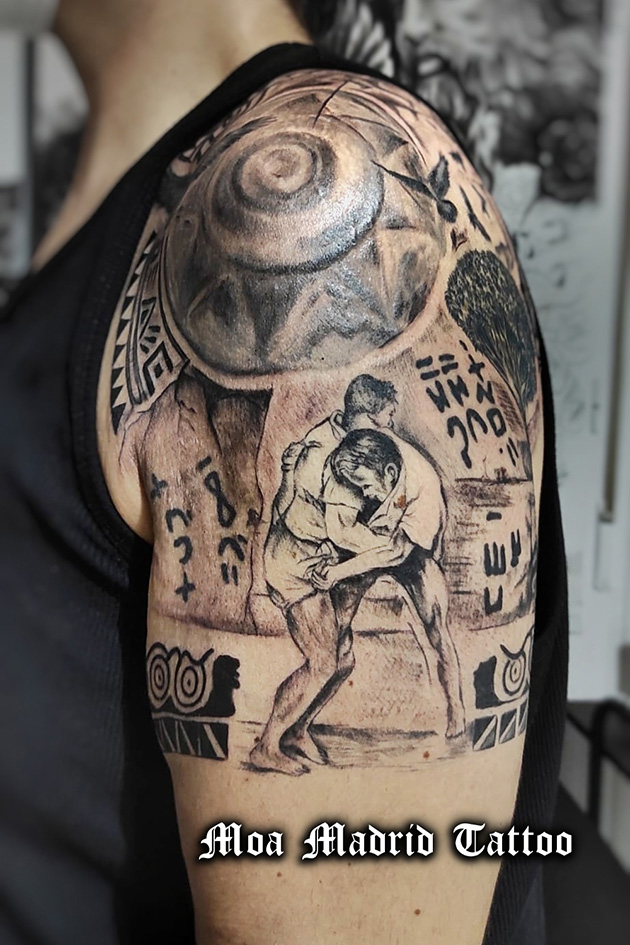 Elegante tatuaje de mujer y tigre