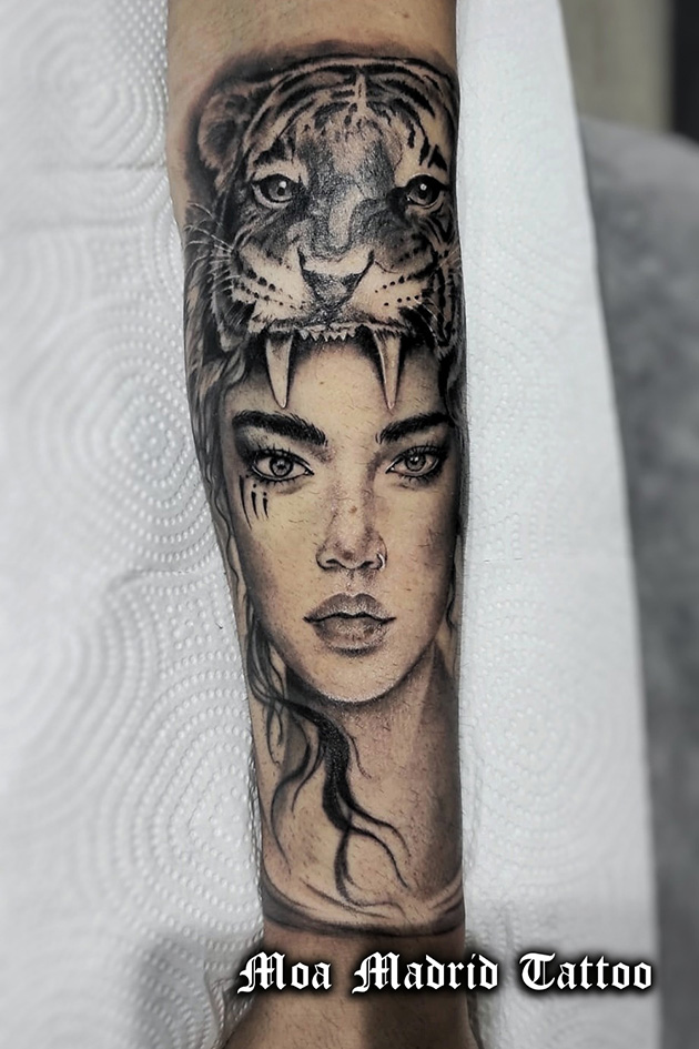 Elegante tatuaje de mujer y tigre