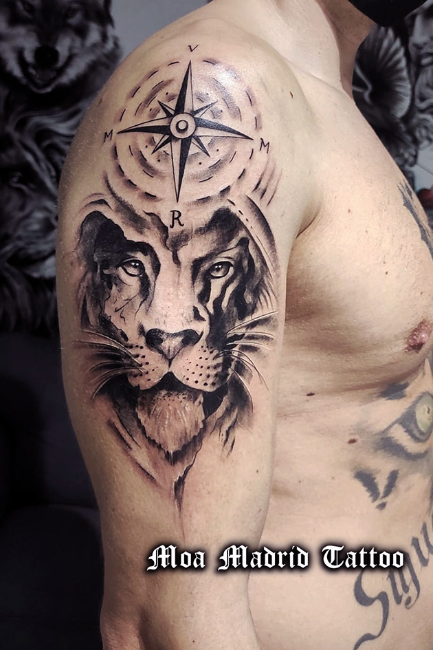 Tatuaje de león y brújula rosa de los vientos