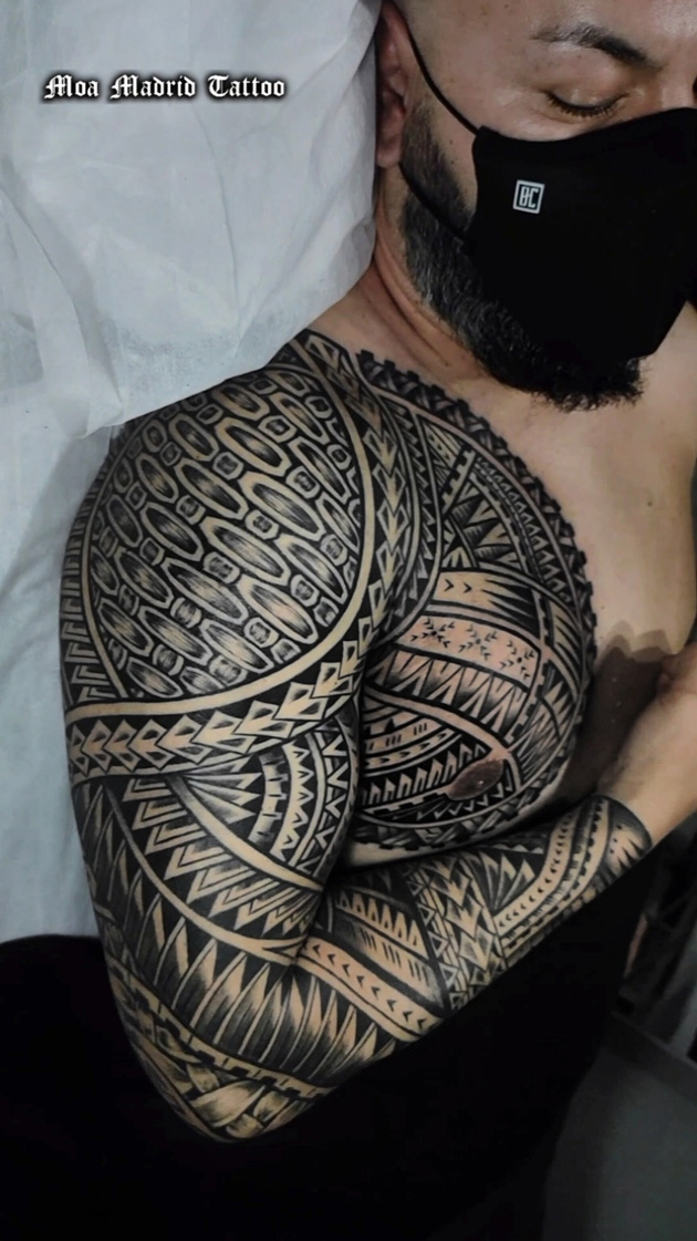 GRAN tatuaje samoano en todo el brazo y pectoral