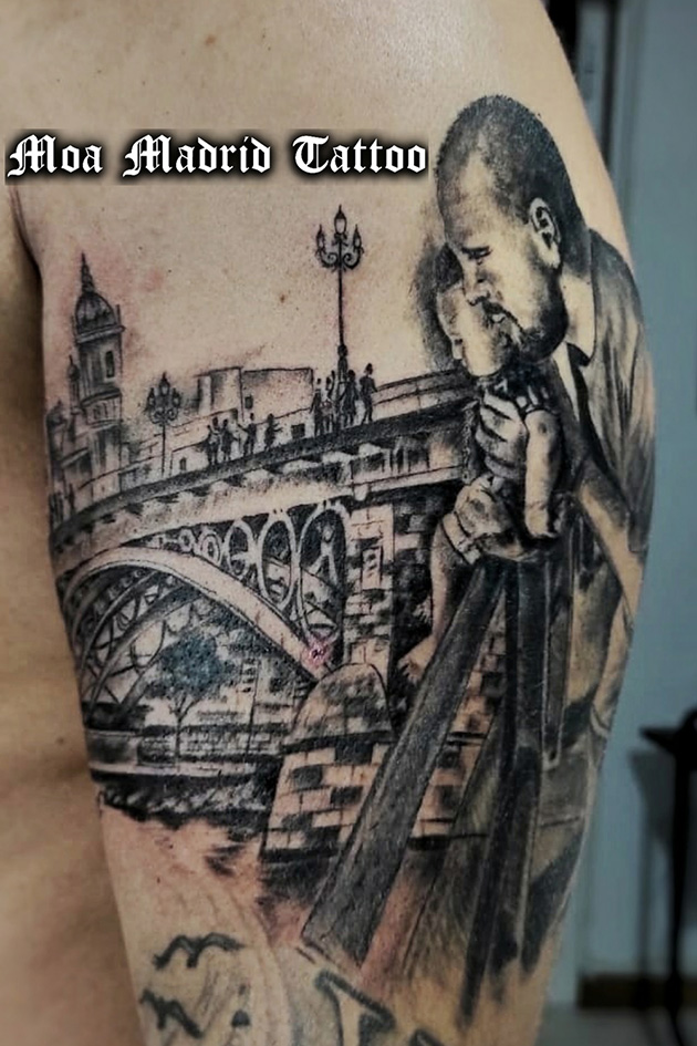 Tatuaje realista de padre e hijo en del Puente de Triana de Sevilla