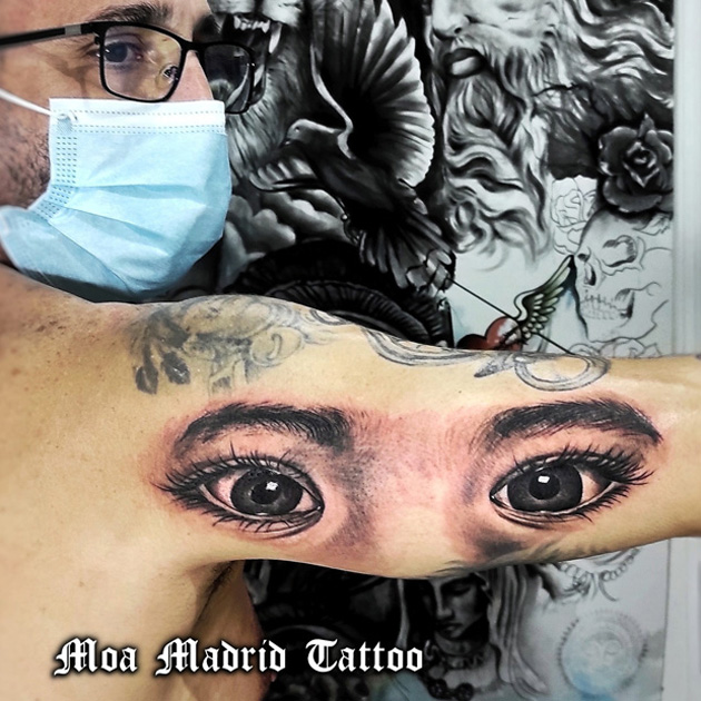 Tatuaje de ojos muy realistas en el tríceps