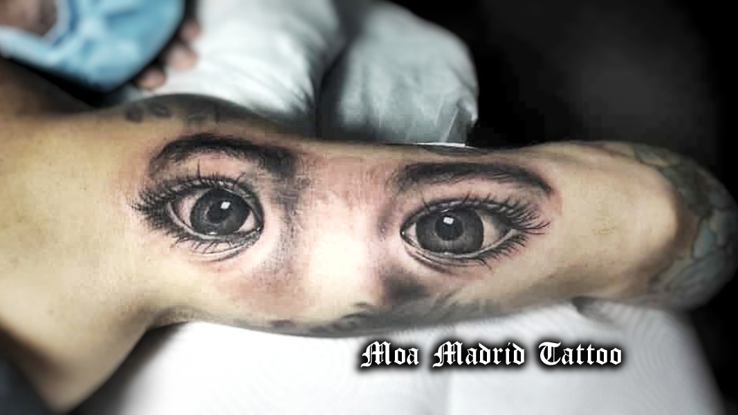 Original tatuaje de ojos realista en el tríceps