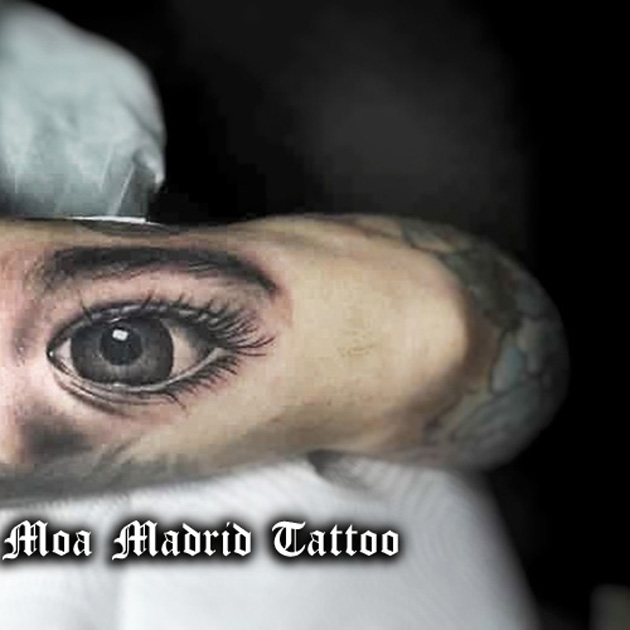 Realista tatuaje de ojos en el tríceps