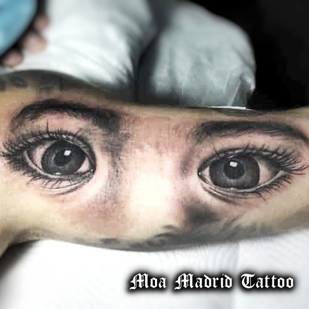 Tatuaje de ojos muy realistas en el tríceps