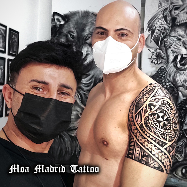 Tatuaje maorí con tortuga en brazo y hombro creado en Madrid